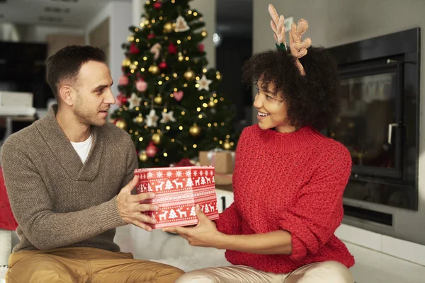 Hombre Dando Gran Regalo Navidad —  Fotos de Stock