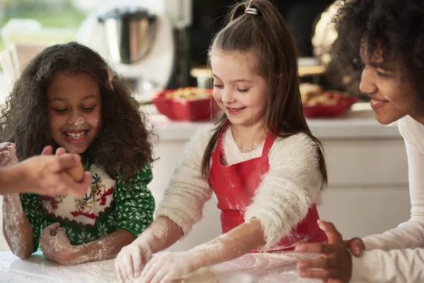 Mujer Dos Niñas Preparando Galletas Navidad — Foto de Stock