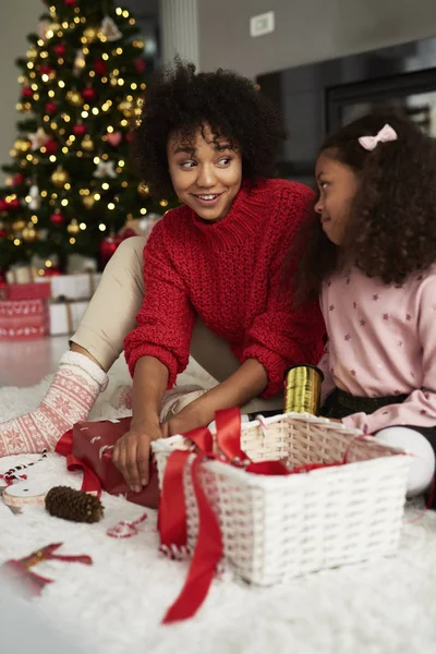 Primer Plano Las Niñas Embalaje Regalos Para Navidad —  Fotos de Stock