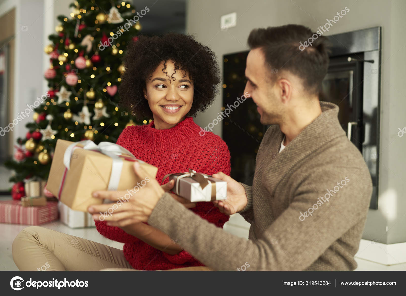 Photo libre de droit de Couple Échangeant Un Cadeau De Noël Avec