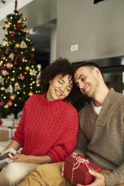 Sevecen çift Noel hediyelerini değiş tokuş ediyor.
