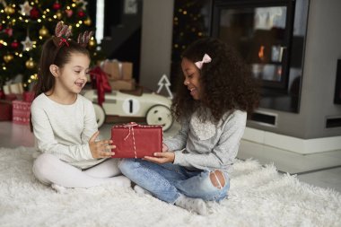 Afrikalı kız Noel hediyesi veriyor