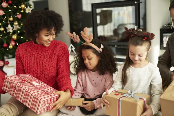 Familia Feliz Durante Época Navidad —  Fotos de Stock