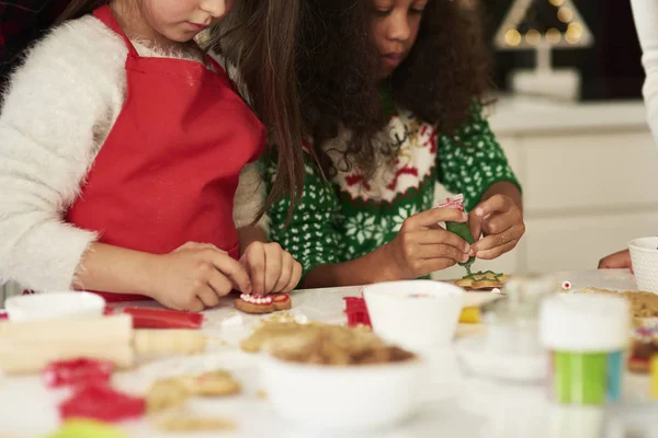 Deux Filles Décorant Des Biscuits Noël — Photo