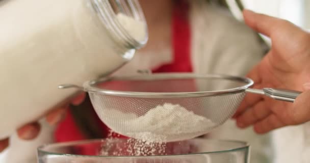 ふるいを通して小麦粉をふるいにかける女性の閉じる — ストック動画
