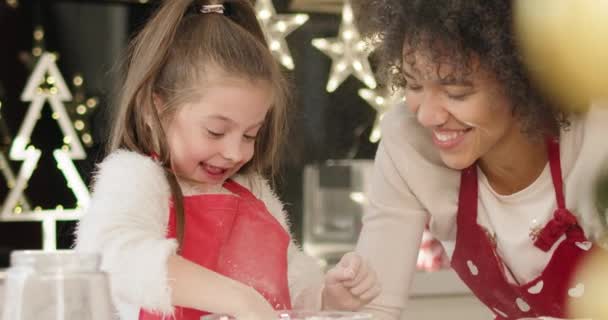 Vue Main Mère Fille Jouissant Dans Cuisine — Video