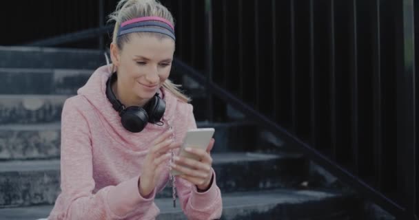 Mujer Eligiendo Lugar Perfecto Para Correr — Vídeo de stock