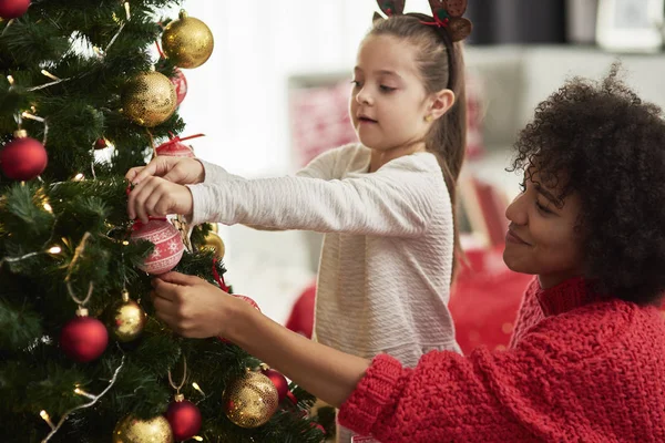Γοητευτικό Κορίτσι Και Μαμά Στολίζουν Χριστουγεννιάτικο Δέντρο — Φωτογραφία Αρχείου