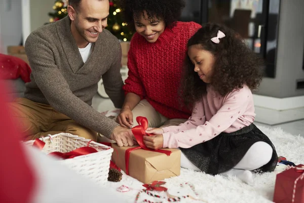 Africana Chica Envoltura Decoración Regalo —  Fotos de Stock