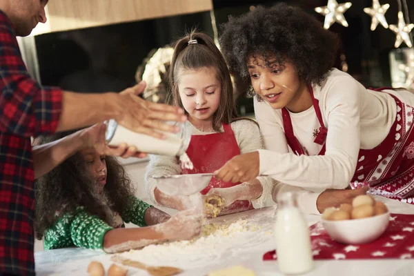 Familia Feliz Hacer Unas Galletas — Foto de Stock