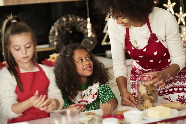 Lányok Segítenek Anyának Sütit Készíteni Karácsonyra — Stock Fotó
