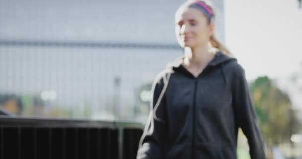 Mujer Comenzando Entrenamiento Jogging — Vídeos de Stock