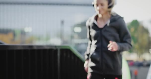 市内のジョギングの女性 — ストック動画
