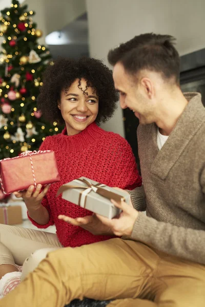 Casal Feliz Compartilhando Presentes Natal — Fotografia de Stock