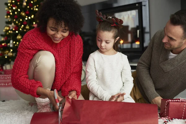 Närbild Familj Inslagning Julklappar — Stockfoto