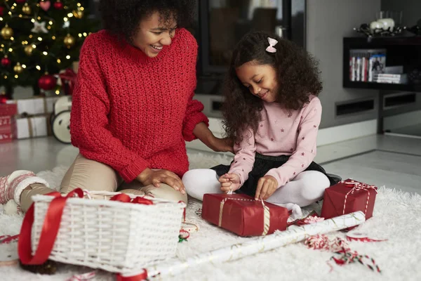 Afrikalı Kadın Kızı Noel Hediyelerini Paketliyor — Stok fotoğraf