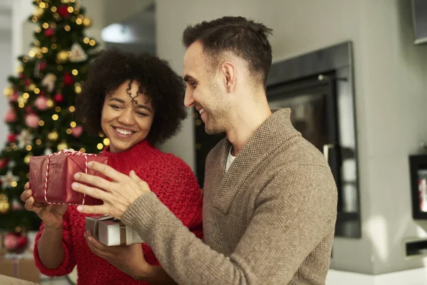 Casal Feliz Compartilhando Presentes Natal — Fotografia de Stock