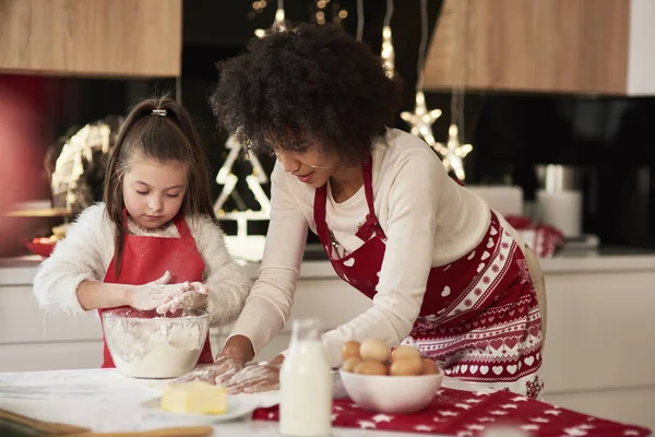 Mor Och Dotter Tillagar Mellanmål Köket — Stockfoto