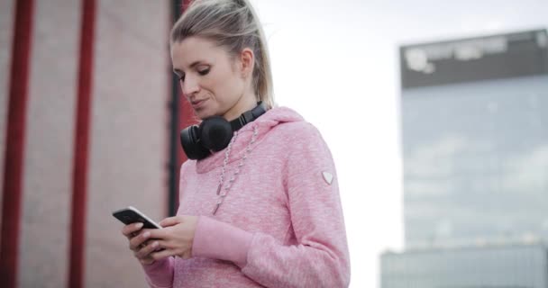 Femme Sportive Choisir Meilleure Route Pour Courir — Video