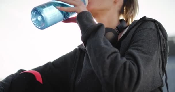 Tilt Video Shows Sporty Woman Drinking Water — Stock Video