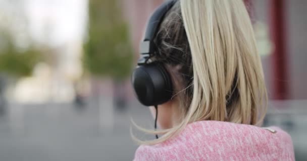 音楽を聴くジョギングの女性のハンドヘルドビュー — ストック動画