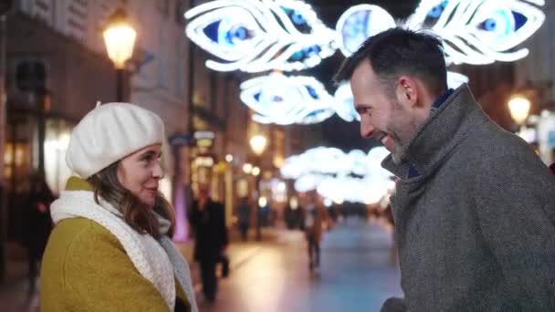 Pareja Enamorada Coqueteando Calle Ciudad — Vídeos de Stock