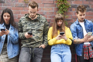 Cep telefonlu iki genç çiftin ön görüntüsü 