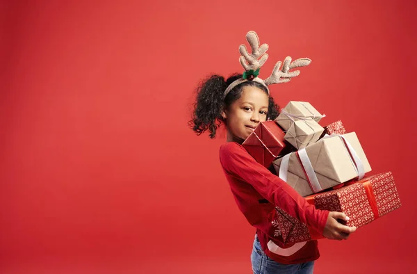 Retrato Chica Africana Llevando Pila Regalos Navidad —  Fotos de Stock