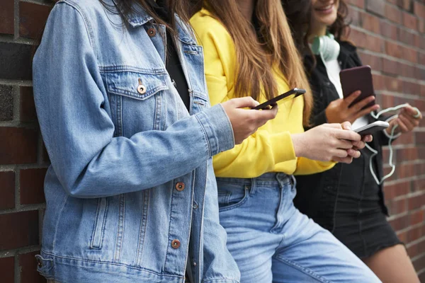 Närbild Kvinna Händer Med Mobiltelefon — Stockfoto