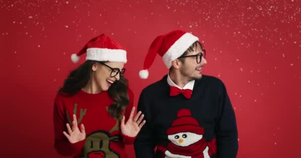 Pareja Juguetona Están Emocionados Nieve Navidad — Vídeos de Stock