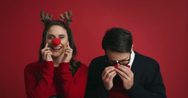 Nerd Mujer Coqueteando Con Tímido Hombre — Vídeo de stock