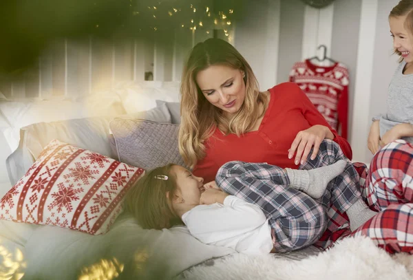 Kinderen Hun Moeder Hebben Plezier Bed — Stockfoto