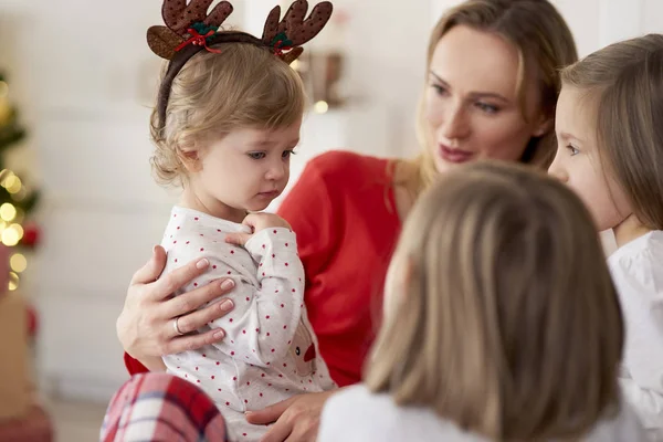 Kerstochtend Mama Dochters Thuis — Stockfoto