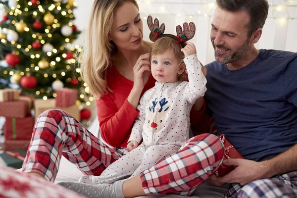 Gelukkige Baby Met Familie Kerstochtend — Stockfoto
