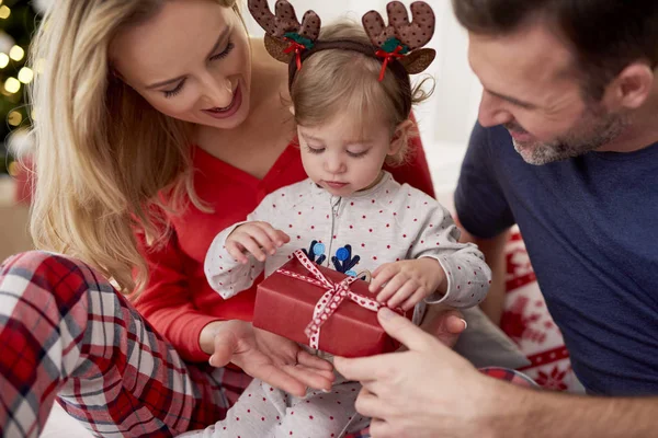 Regalo Navidad Apertura Con Los Padres —  Fotos de Stock