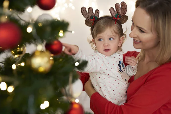 Charmante Baby Mama Versieren Kerstboom — Stockfoto