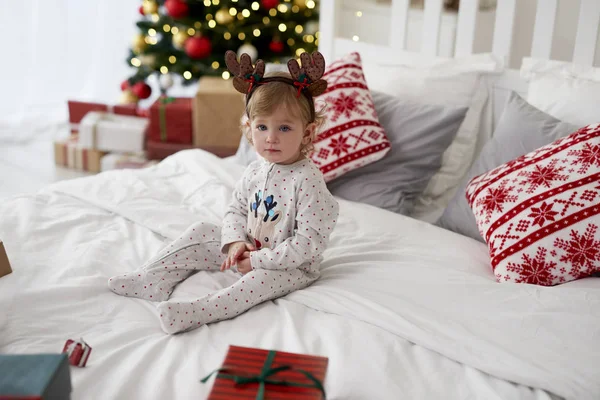 クリスマスの朝の魅力的な赤ちゃんの肖像画 — ストック写真