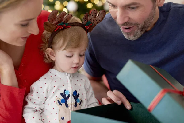 Familj Börjar Jul Från Öppningspresenter — Stockfoto