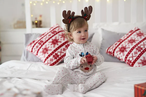 Γοητευτικό Μωρό Ανοίγει Χριστουγεννιάτικο Δώρο Στο Κρεβάτι — Φωτογραφία Αρχείου