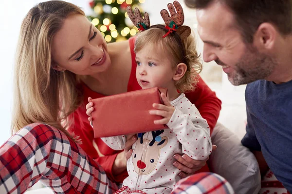 Abrindo Presente Natal Com Pais Cama — Fotografia de Stock