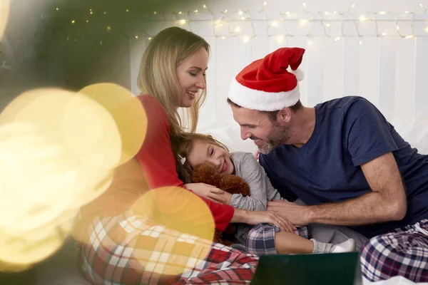 Veselá Rodina Slaví Vánoce Posteli — Stock fotografie