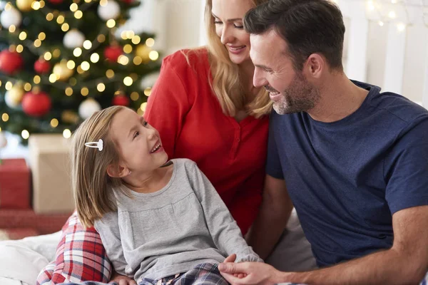 Noel Zamanı Ailesi Olan Mutlu Bir Kız — Stok fotoğraf