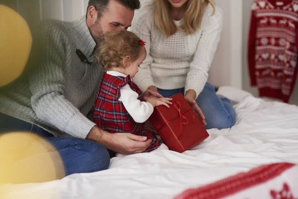 Membuka Hadiah Natal Dengan Orang Tua Tempat Tidur — Stok Foto