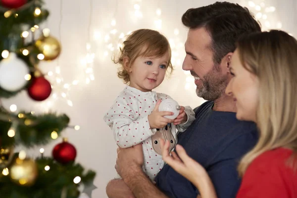 Orangtua Dengan Bayi Menghias Pohon Natal — Stok Foto