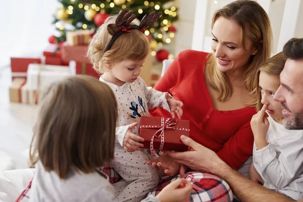 Szczęśliwe Dziecko Rodziną Czasie Bożego Narodzenia — Zdjęcie stockowe