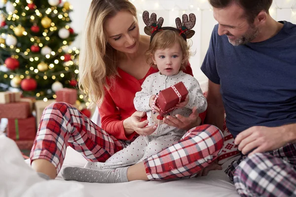 Bebé Regalo Navidad Con Los Padres Cama —  Fotos de Stock