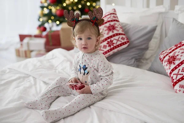 Retrato Bebé Encantador Con Regalo Navidad —  Fotos de Stock