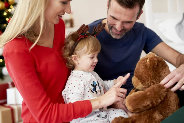 Familia Con Regalos Cama — Foto de Stock