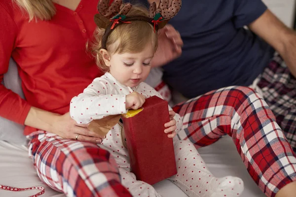 Dziewczynka Otwiera Prezent Świąteczny Rodzicami Boże Narodzenie Rano — Zdjęcie stockowe