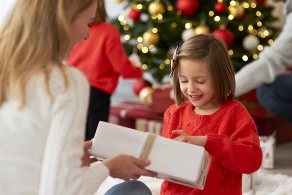 Family Starting Christmas Opening Presents — Stock Photo, Image